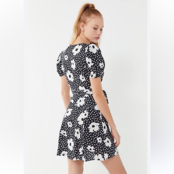 Urban Outfitters Jocelyn Black Floral Wrap Dress Size Small - Picture 3 of 13
